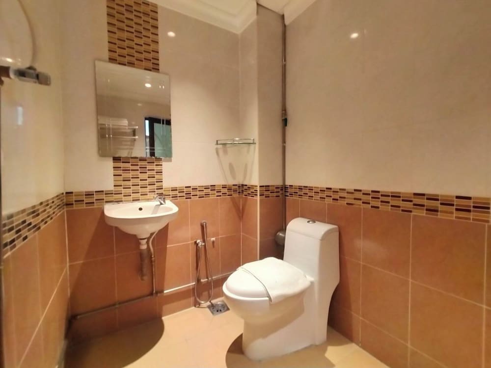 OYO 998 Queen City Hotel 46/50