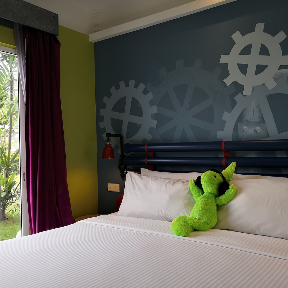 DASH, STUDIO, KING BED, POOL VIEW
