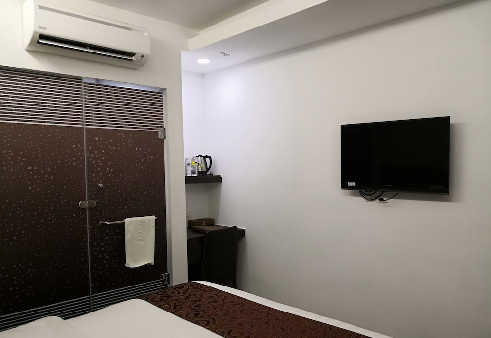 J SUITES HOTEL 43/47