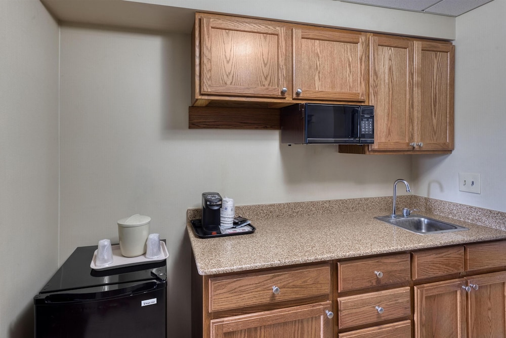 غرفة قياسية بسرير كينج مع أريكة، Best Western Owego Inn 6/6