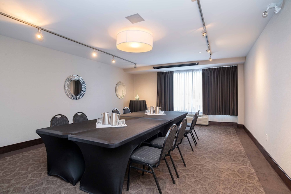 Sandman Hotel & Suites Calgary South 57/65