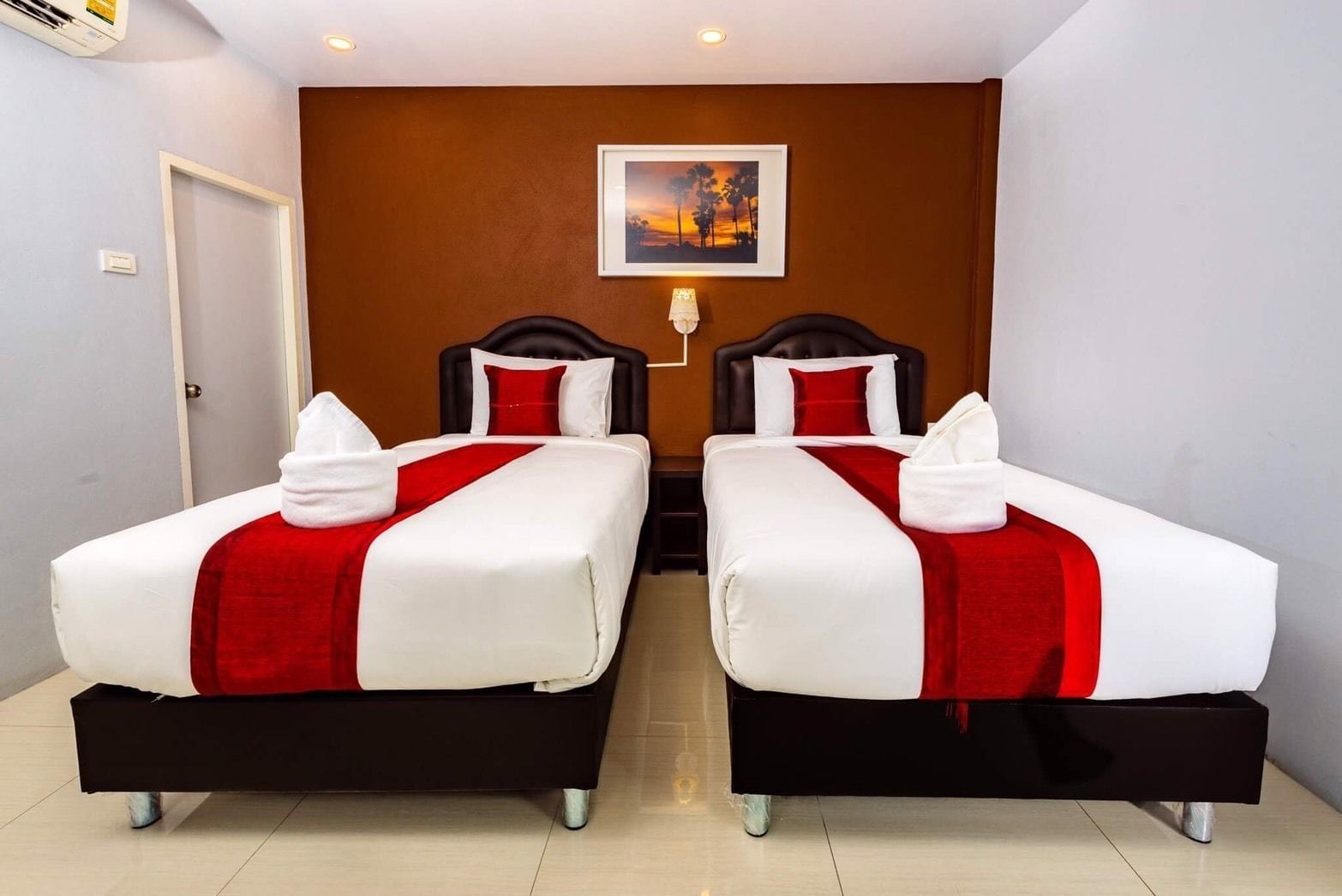 ROOM, TWIN BEDS