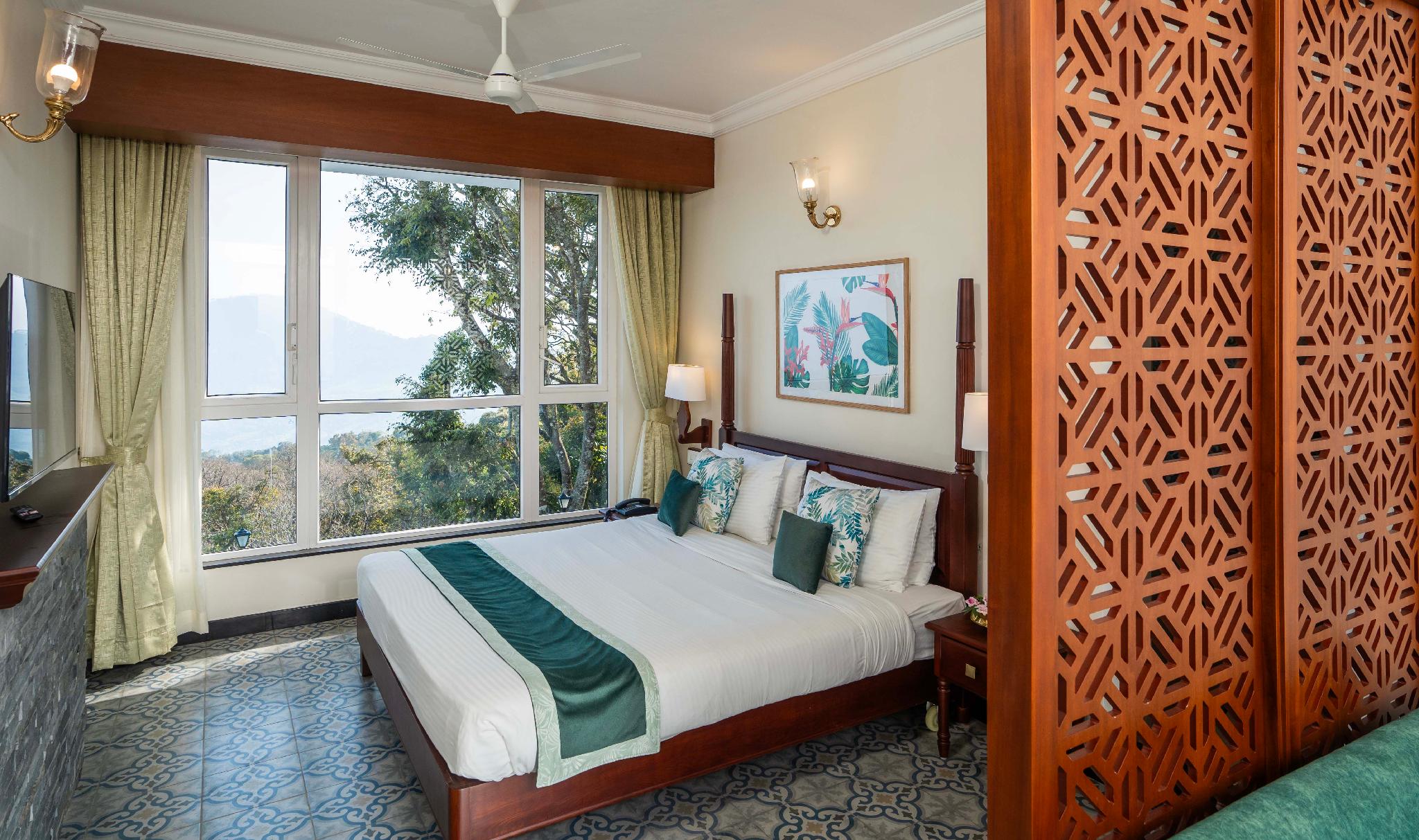 Suite, King Bed, Valley View