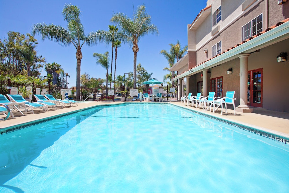 Holiday Inn Express & Suites San Diego-Escondido 64/68