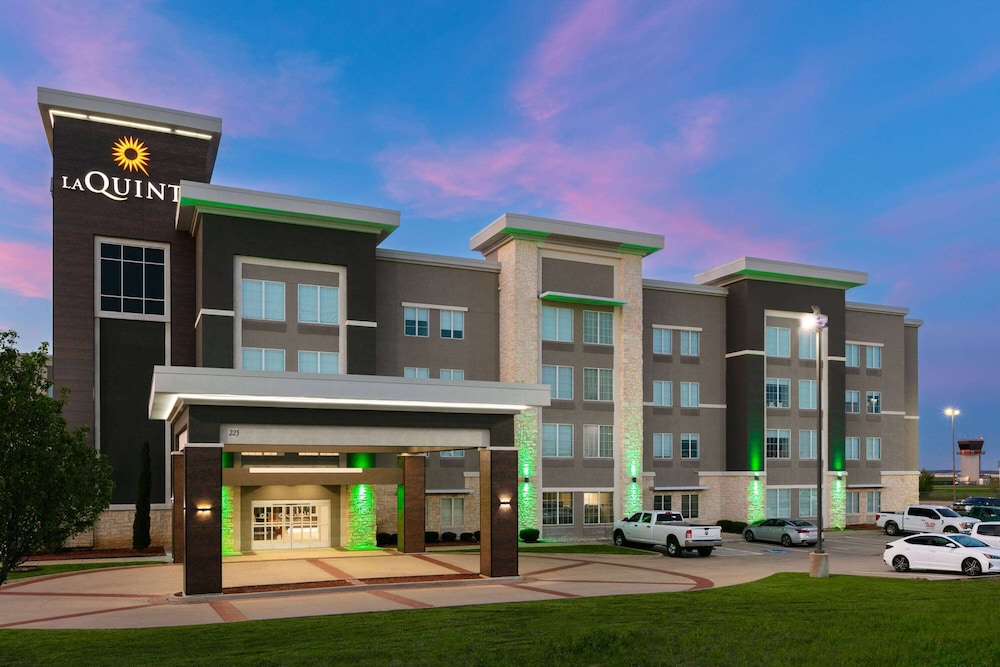 La Quinta Inn and Suites by Wyndham Ft. Worth - Burleson 3/53