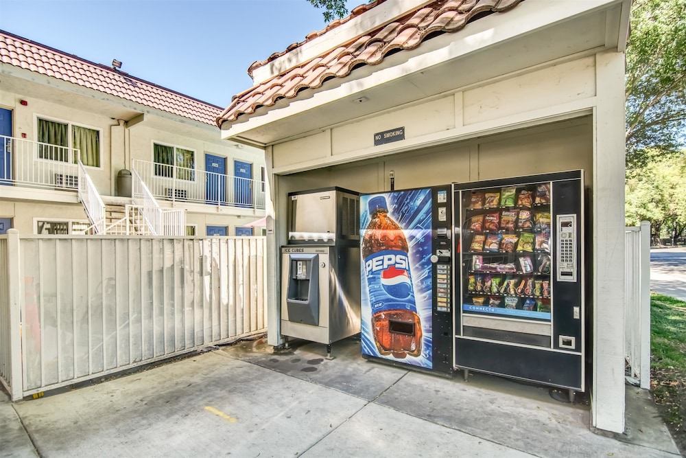 Motel6 Stockton, CA - North 31/46