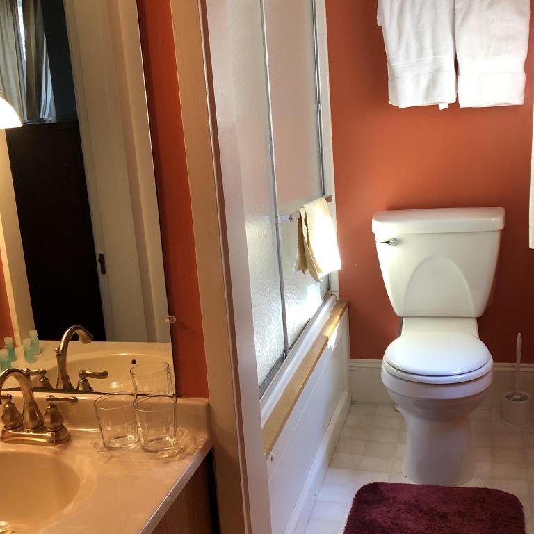Red Elephant Inn Bed and Breakfast 45/49
