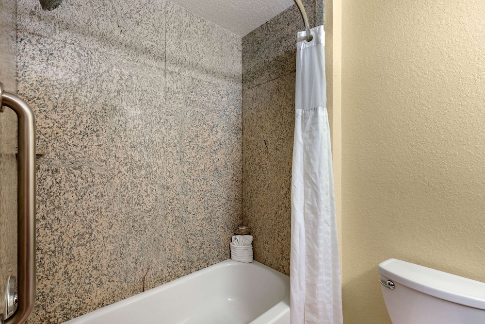 Comfort Inn & Suites Northeast - Gateway 16/32