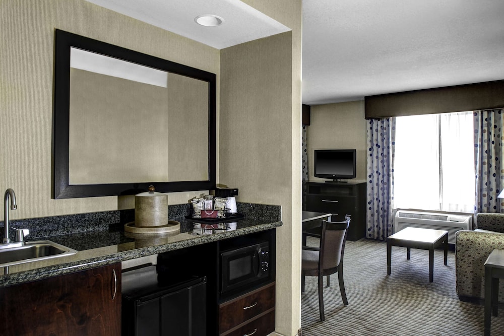 Hampton Inn and Suites-Bakersfield/Hwy 58, CA 34/51
