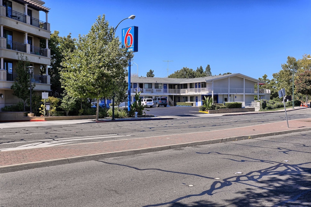 Super 8 by Wyndham Walnut Creek 27/35