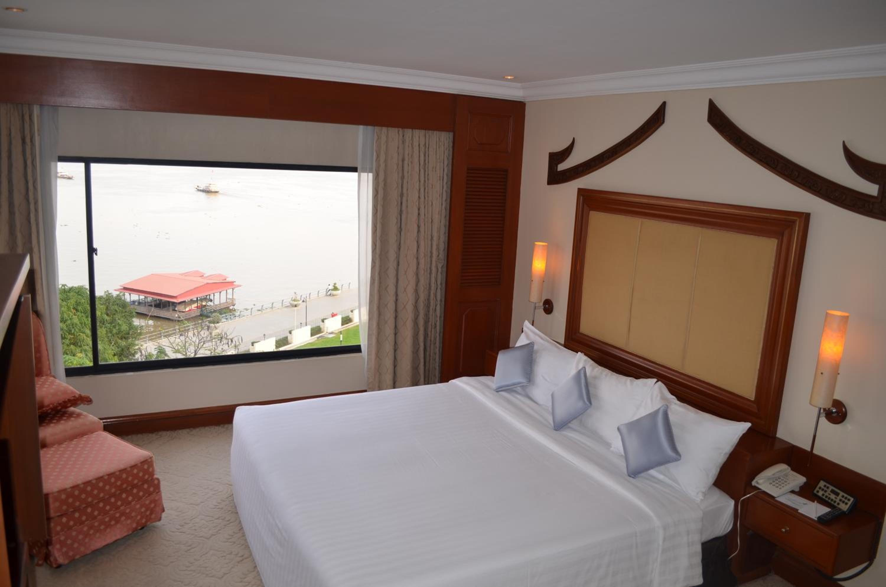 جناح تنفيذي بسرير كينج، Cambodiana Hotel 3/10