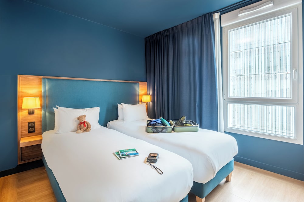 ROOM, TWIN BEDS