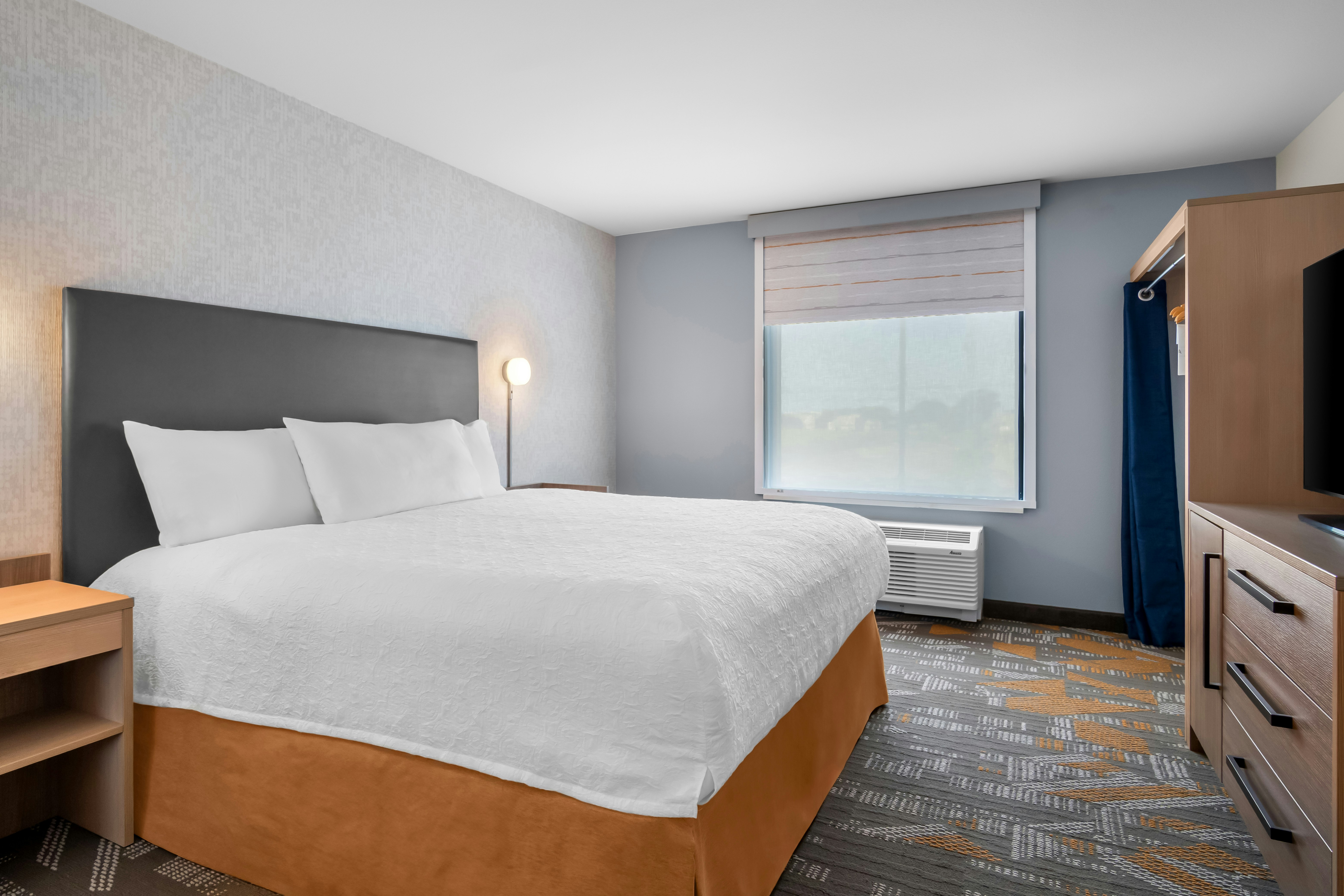 SUITE, KING BED, ACCESSIBLE