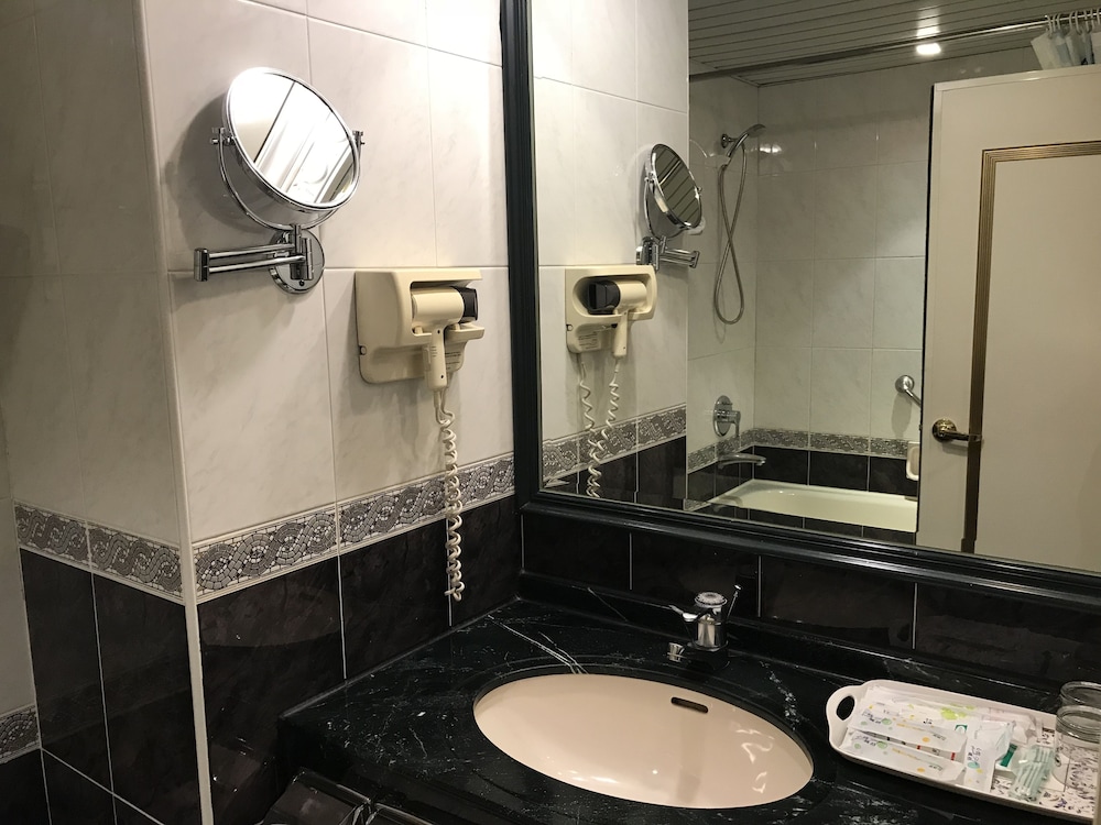 Sunrise Hotel 43/44