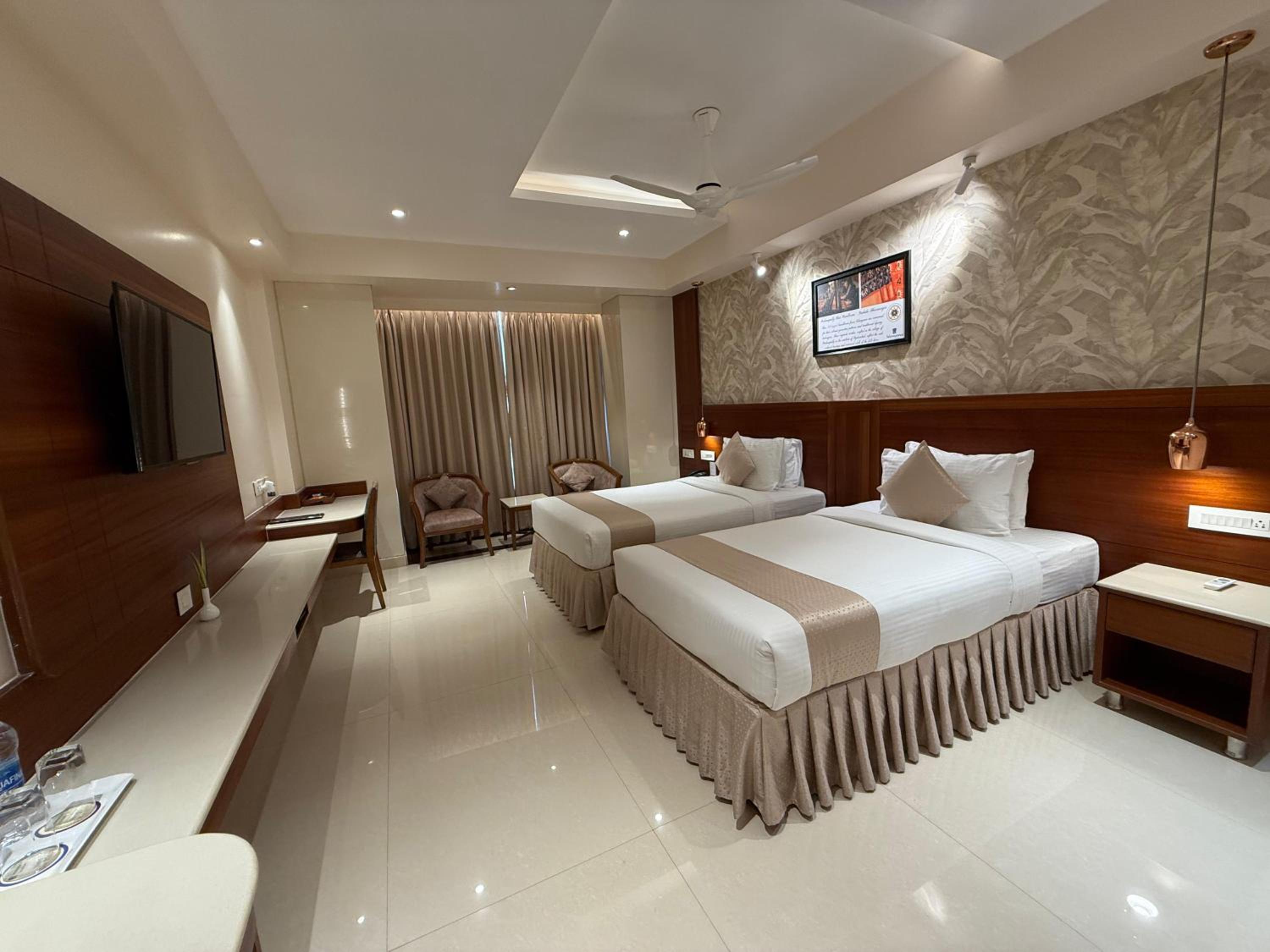 غرفة بريميوم، The Plaza 2/3