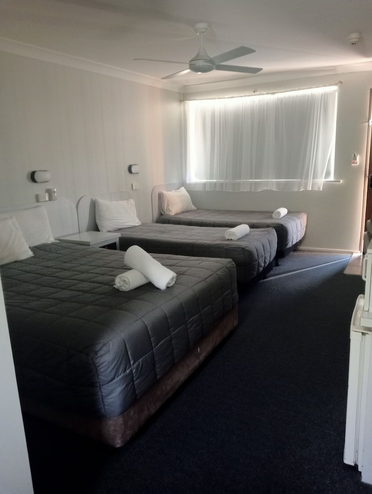 FORSTER PALMS MOTEL 20/50