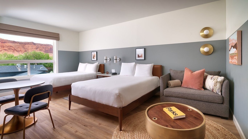 PREMIUM, 2 QUEEN BEDS, MOUNTAIN VIEW, SOFA