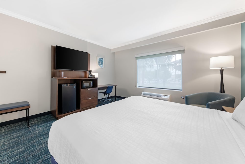 غرفة قياسية كبيرة بسرير كينج، Best Western Plus Miami Airport North Hotel & Suites 5/8