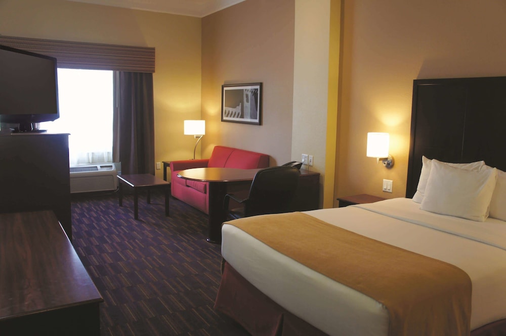 La Quinta Inn & Suites by Wyndham Albuquerque Midtown 19/57