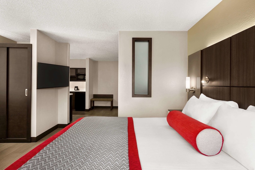 Ramada by Wyndham Suites Orlando Airport 11/56