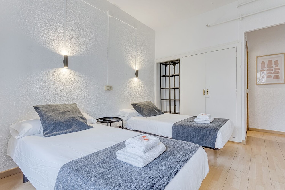 BASIC, TWIN BEDS, CITY VIEW