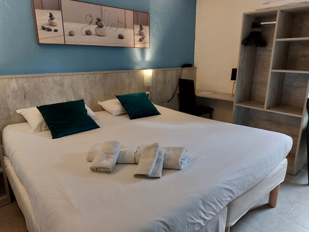 Brit Hotel Bosquet 12/50