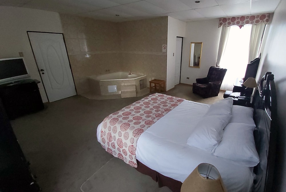 Hotel Esmeralda 9/30