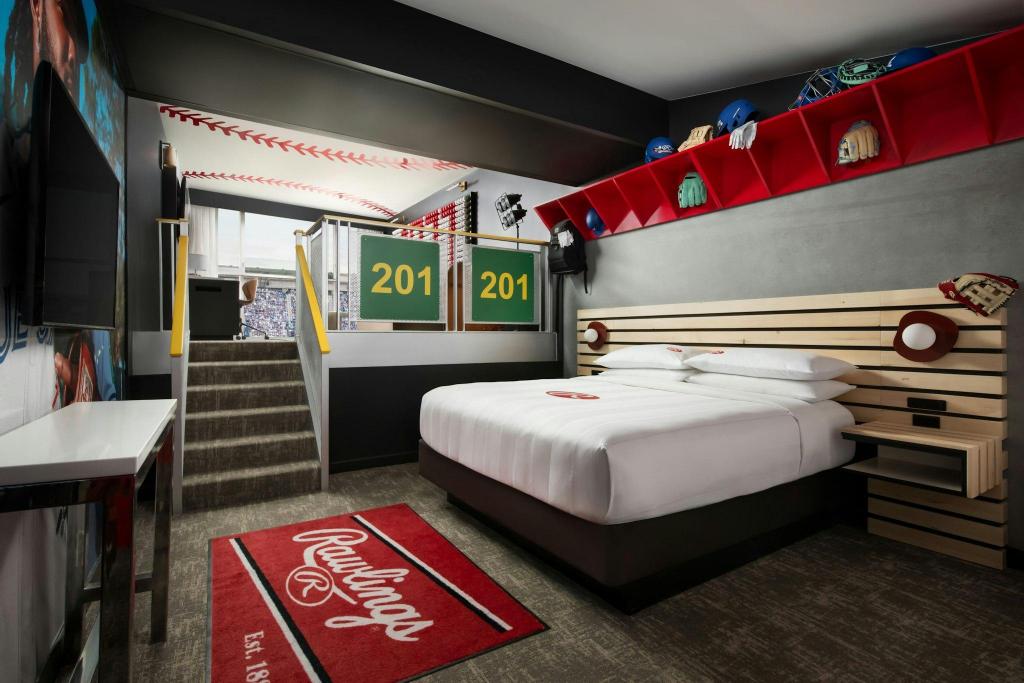 Guest Room, King Bed, Stadium View, Sofa, Lounge Access, Toronto Marriott City Centre Ex Renaissance Toronto Hotel 2/3