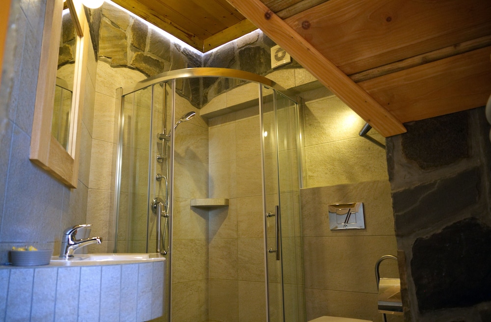 MEZZANINE, ECONOMY, DOUBLE BED