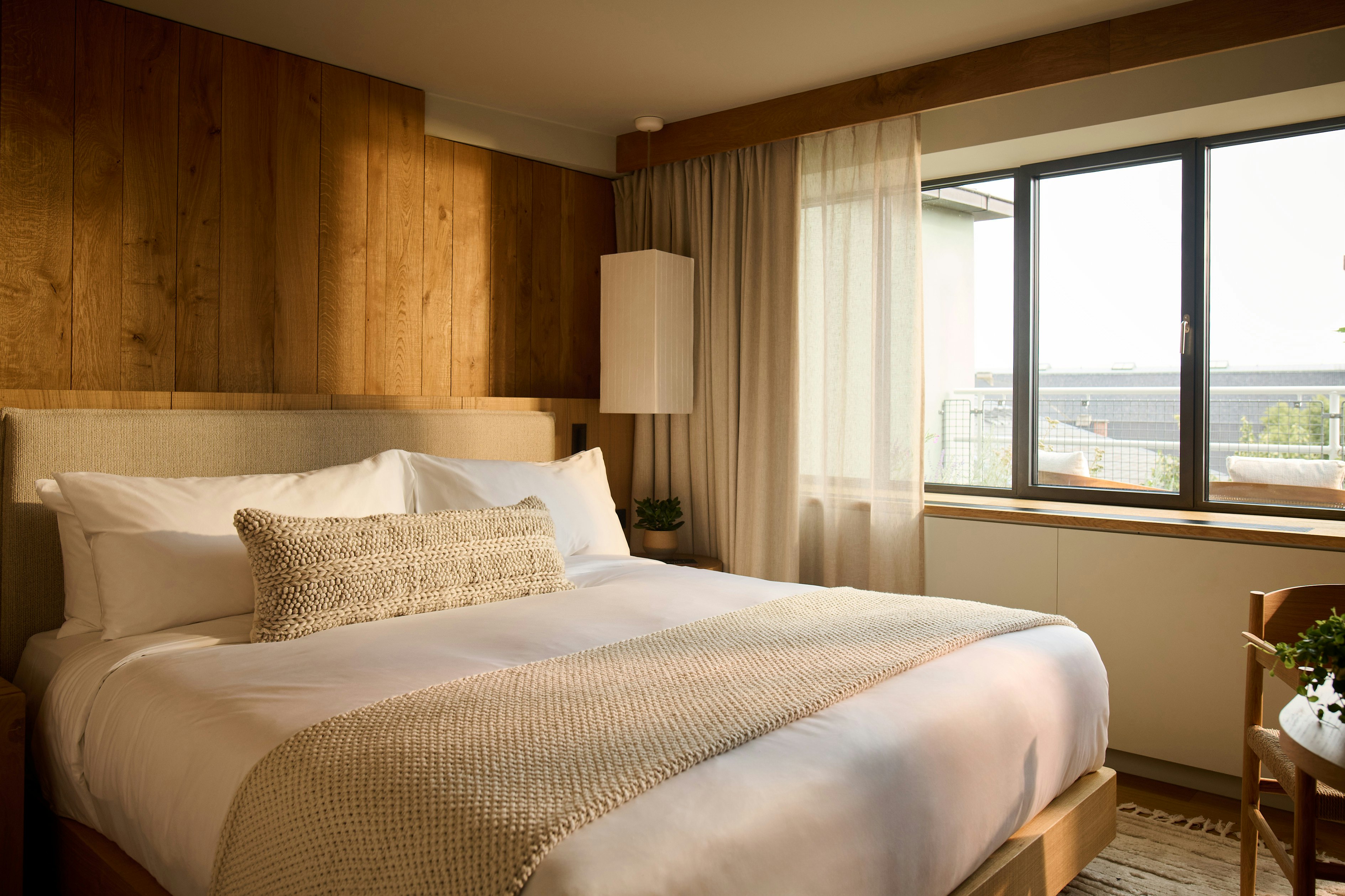 SKYLINE, KING BED, BALCONY