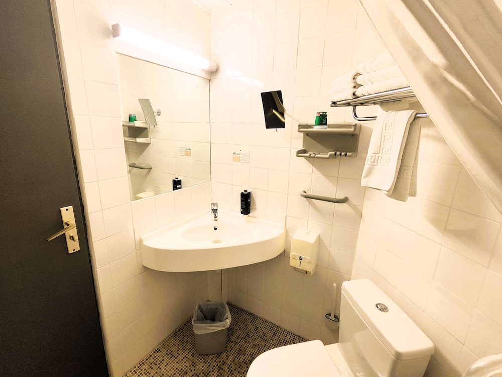 غرفة بسرير كوين وسرير فردي، Brit Hotel Suisse Et Bordeaux 7/10