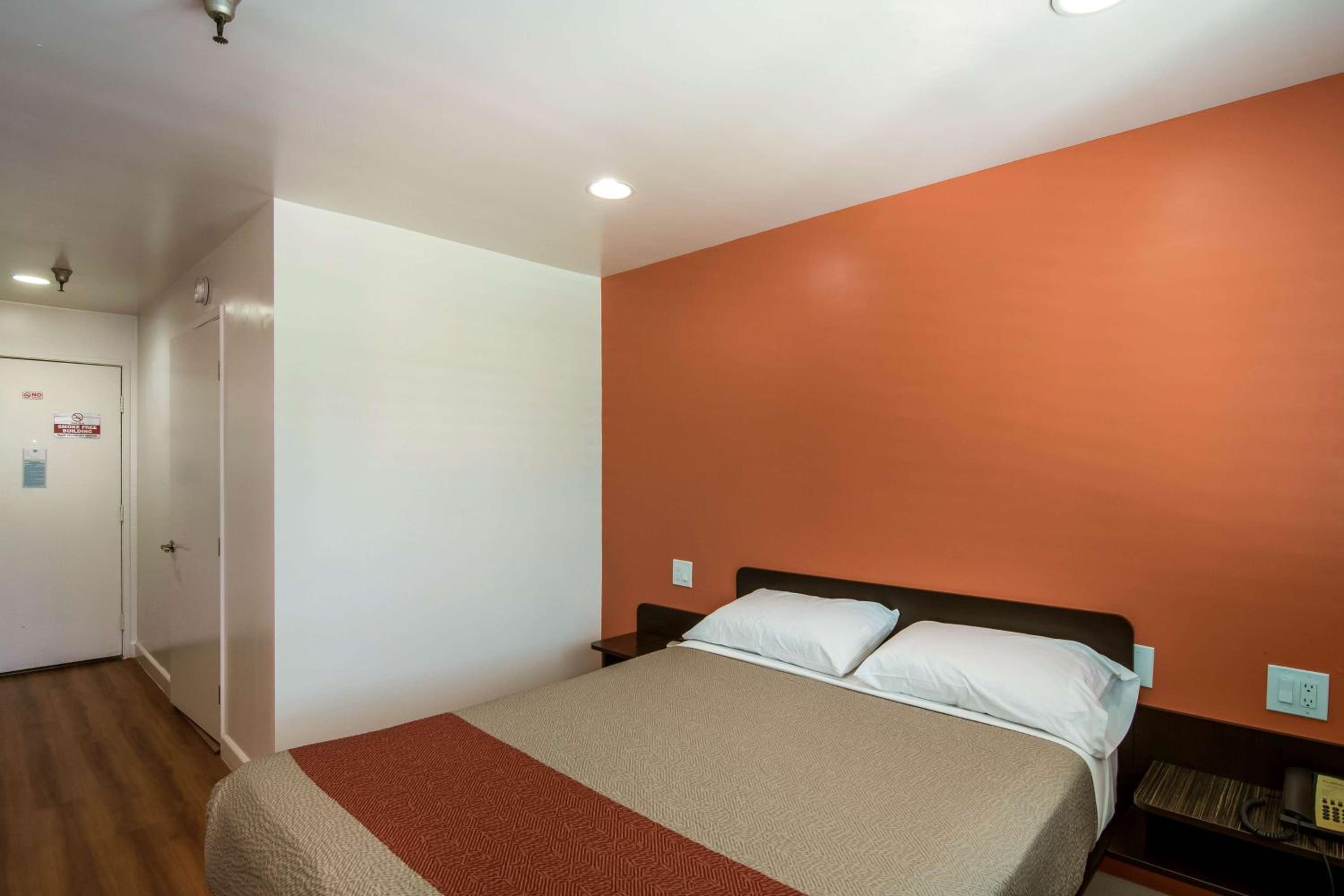 1 Queen Bed - Mob Acc RI Shwr Nsmk Micfridg