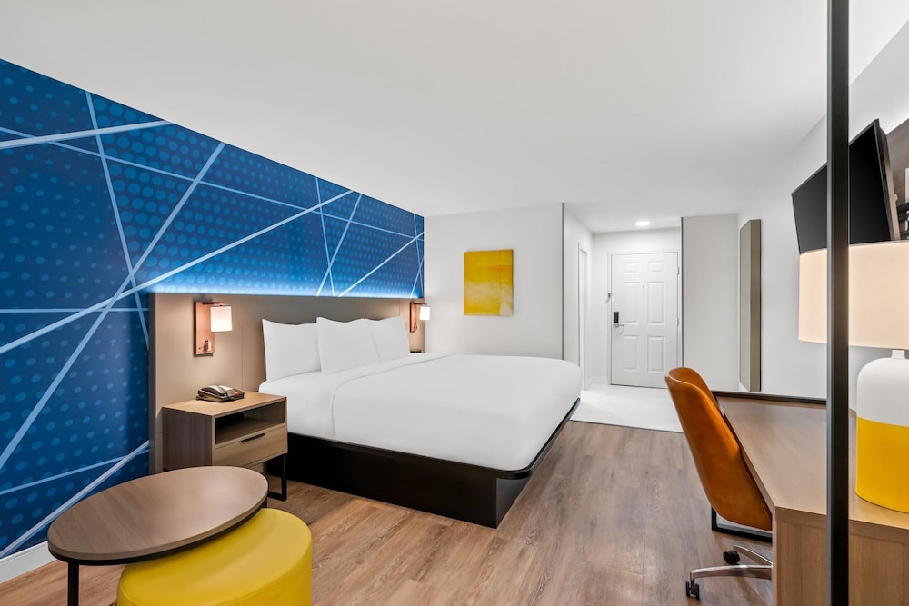 SUITE, KING BED