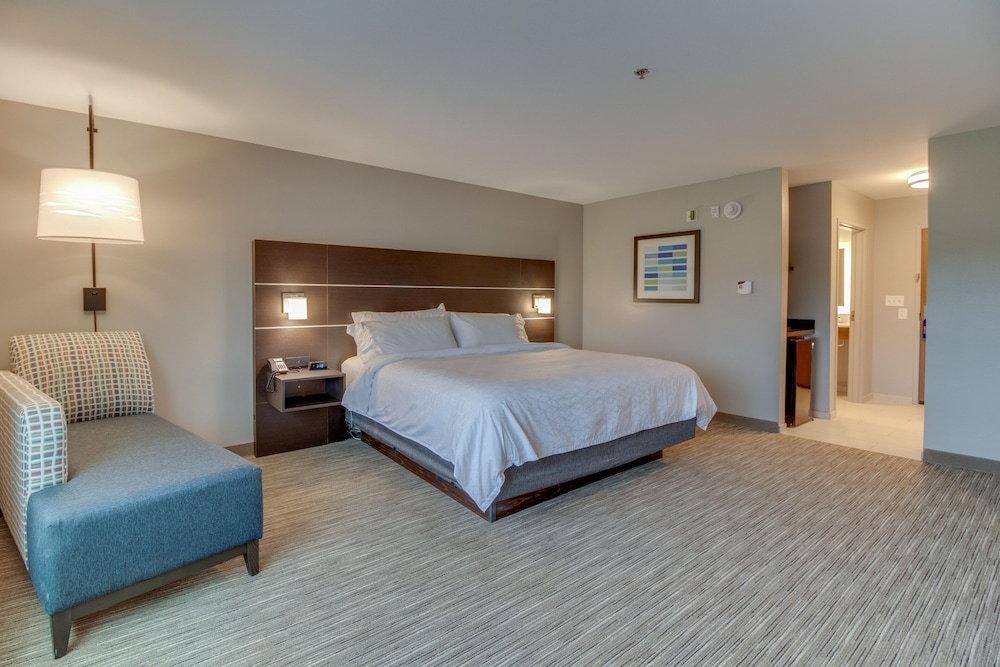 Holiday Inn Express & Suites Union City 13/47
