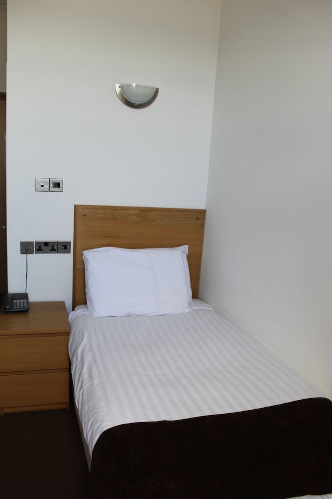 غرفة مفردة بسرير مزدوج