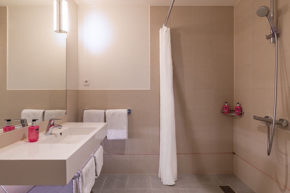 Moxy Amsterdam Houthavens 10/58