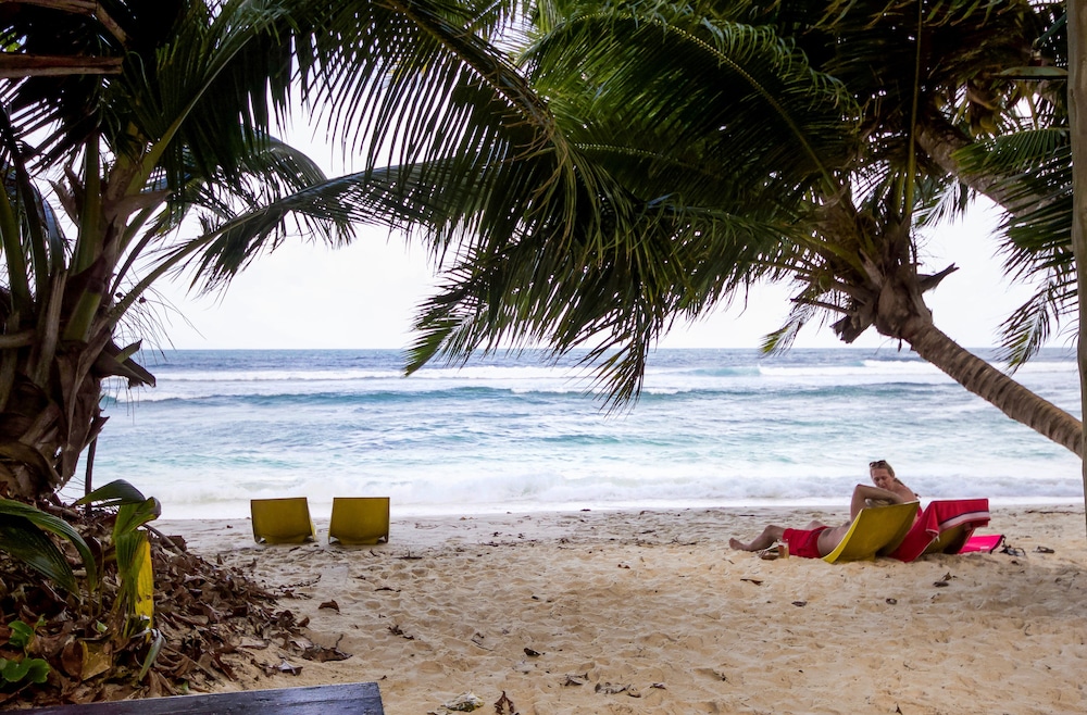 SURFERS SELF CATERING CHALETS 18/31