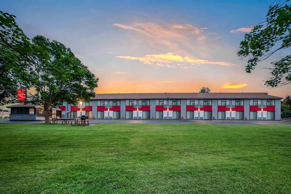 Ramada by Wyndham Kingston 46/50