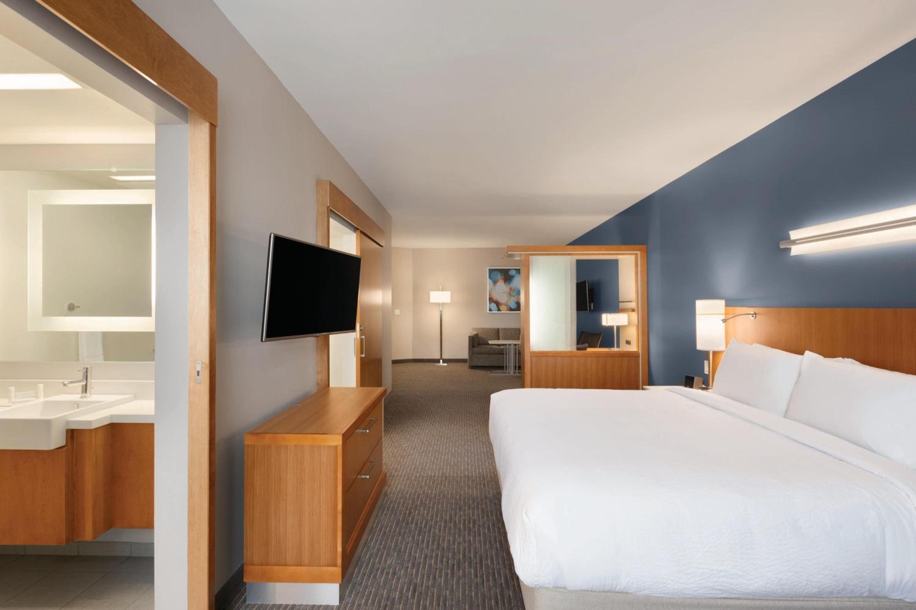 Studio, King Bed, Sofa, Bathtub, Accessible