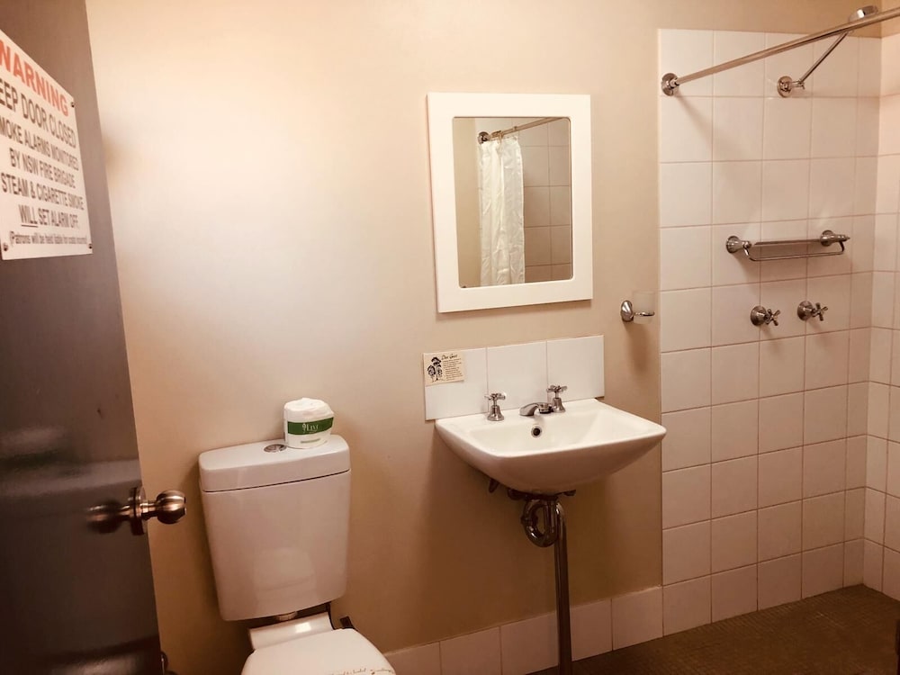 Red Cedar Motel 33/41