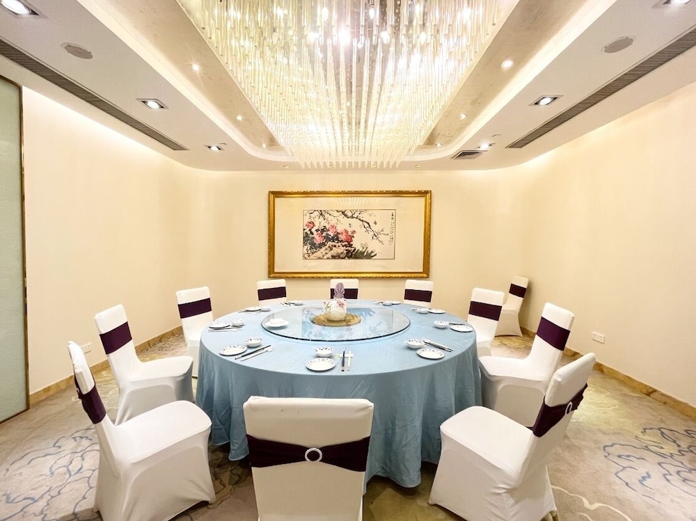 Guangdong Hotel (Sun Yat-sen Memorial Hall Station) 63/73