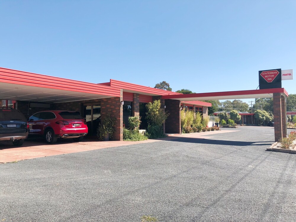 Statesman Motor Inn 32/47