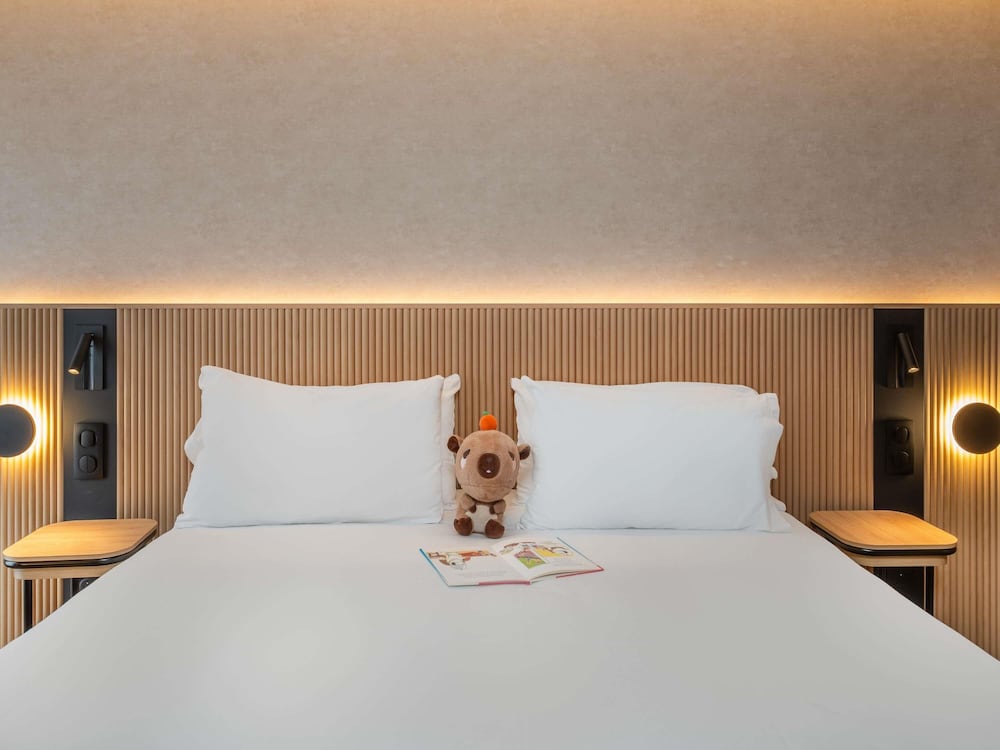 EXECUTIVE, QUEEN BED, SOFA