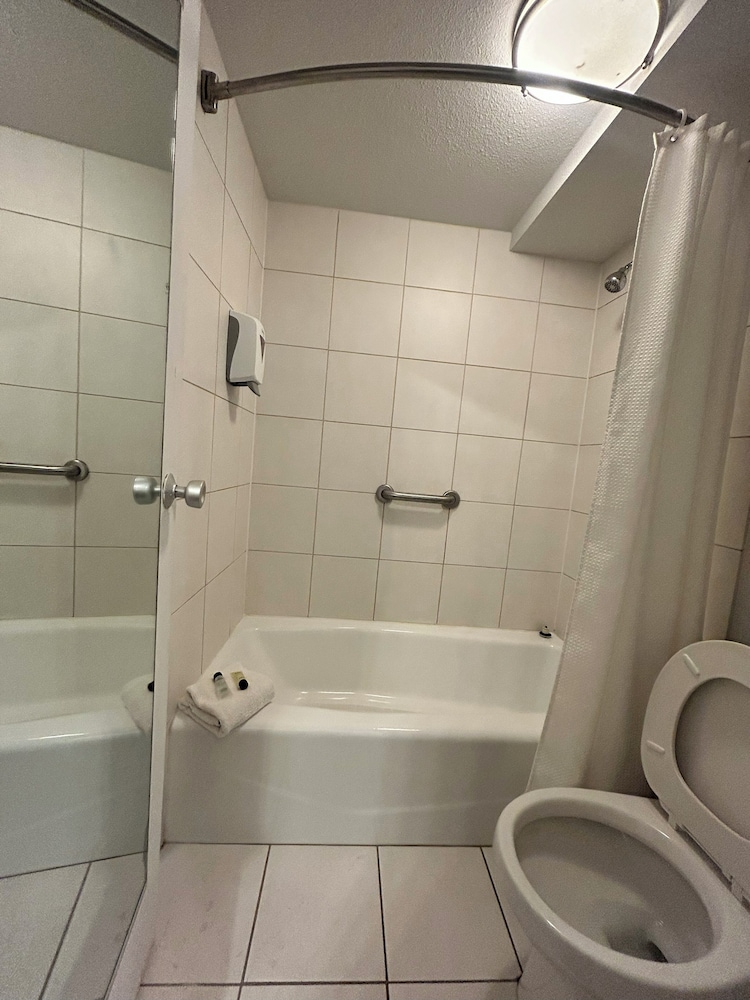 غرفة بسرير كينج للمدخنين، Suite Dreams Motel Mattoon I 57 10/10