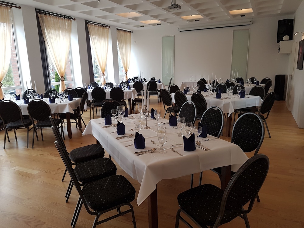 Bennett's Restaurant & Hotel 28/36