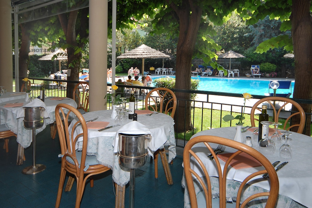 HOTEL CLELIA 33/38