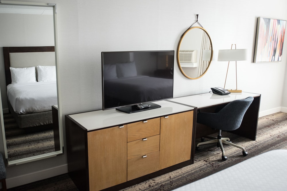 Crowne Plaza Edison 48/51