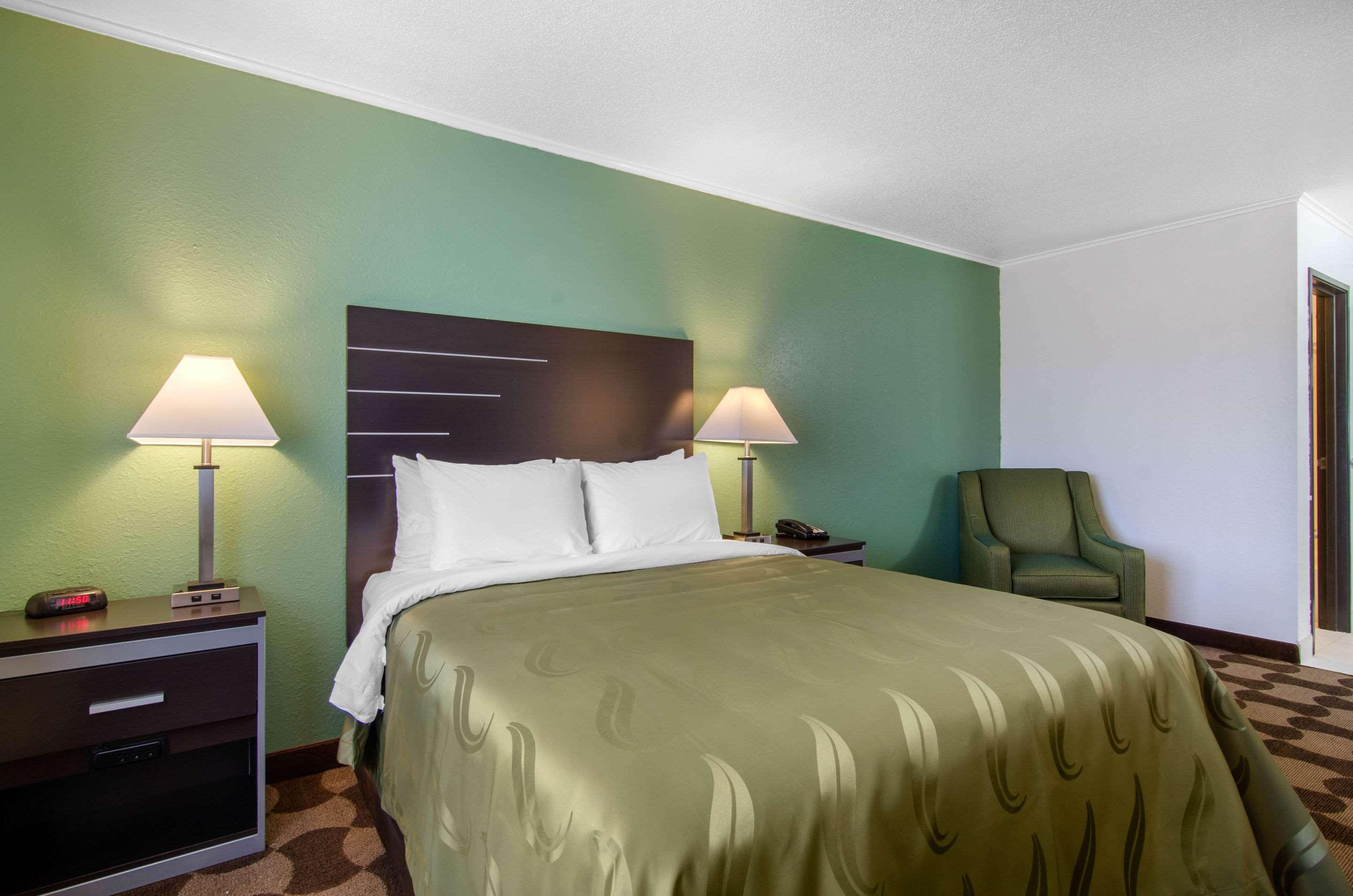 Room, Queen Bed, Quality Inn Russell, KS 2/4