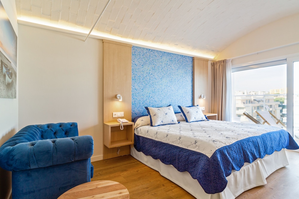 DELUXE, DOUBLE BED, PARTIAL SEA VIEW, TERRACE
