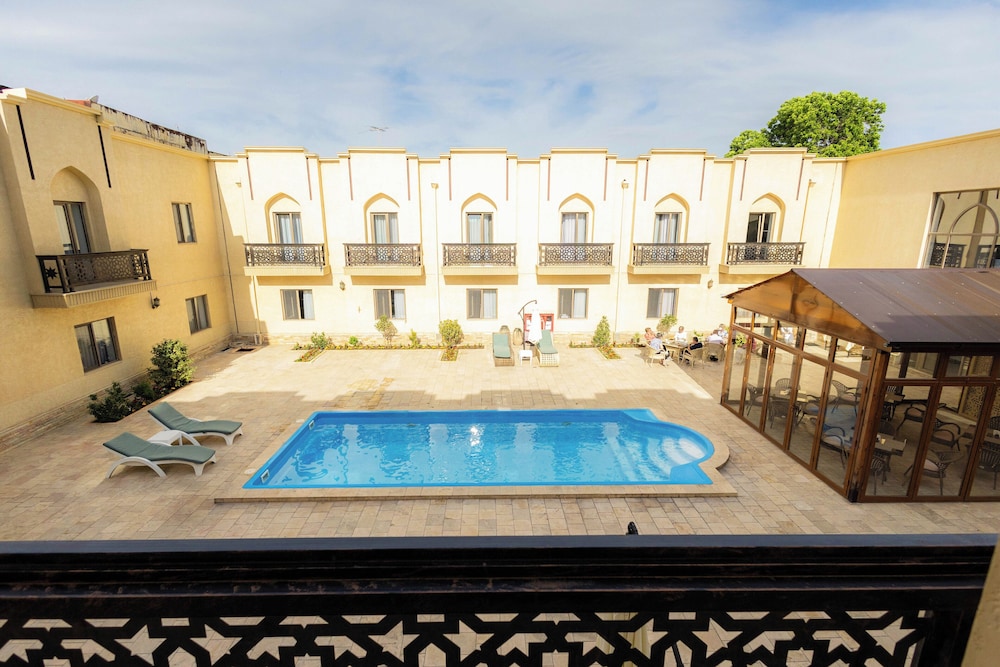 Khan Hotel 42/48